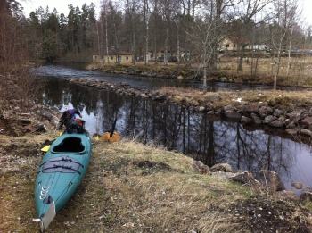 Isättning precis nedanför dammen i Oslättfors. Otroligt fin liten by! Vill du bara paddla en dag rekomenderar jag att starta här!